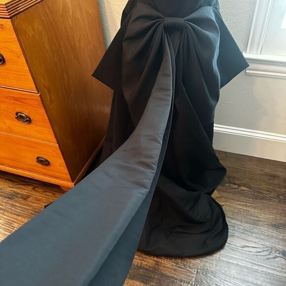 NWT Sachin & Babi Hadley V-Neck
Back-Bow Empire Gown - Picture 7 of 8